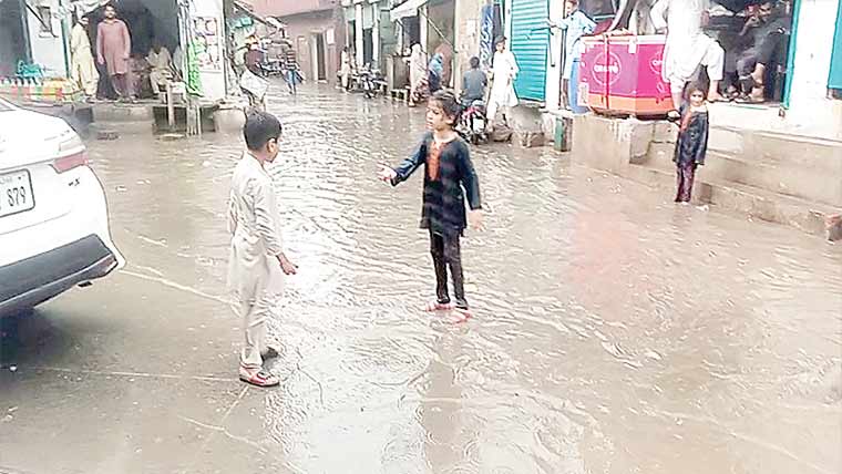  پنڈی بھٹیاں:بارش سے گلیوں اور بازاروں میں پانی جمع 