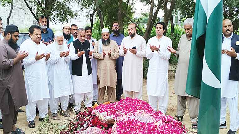  منشا اللہ بٹ ، ارمغان سبحانی ،چودھری  طارق کی شہید کیپٹن کے والد سے تعزیت 