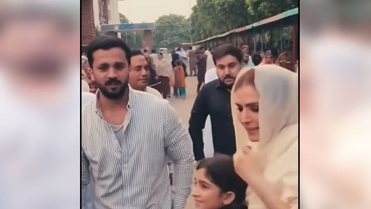 ریشم کی مستحق افرادکو کھانا تقسیم کرنے کی  ویڈیو وائرل ،رجب بٹ بھی موجود
