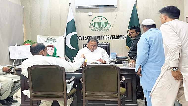  ڈپٹی ڈائریکٹر لوکل گورنمنٹ نے دفتر میں کھلی کچہری لگائی 