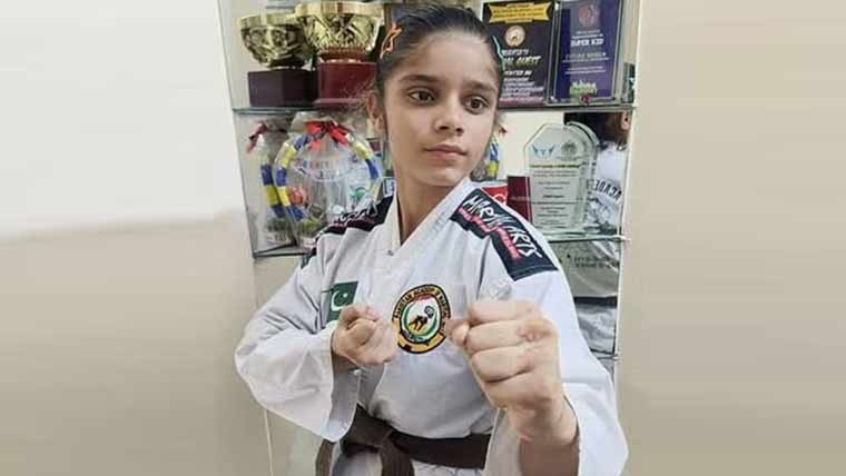 فاطمہ نسیم کا ہاتھوں میں انڈے پکڑ کر 340پنچز کا ریکارڈ
