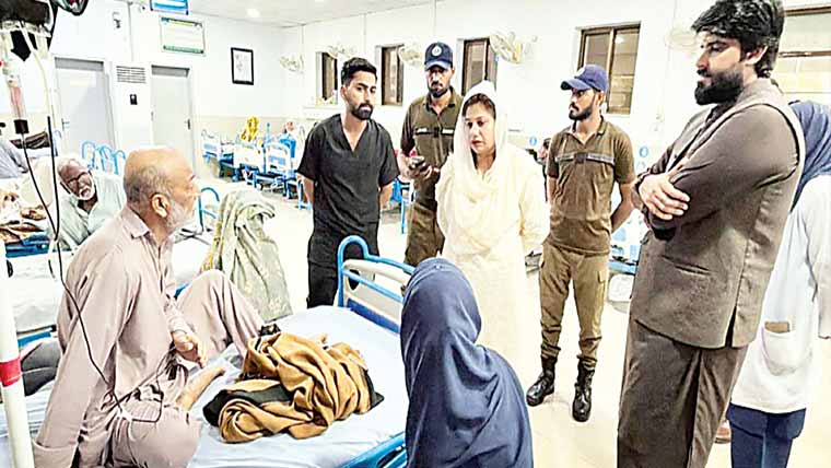 ڈپٹی کمشنر عائشہ رضوان کا  ڈی ایچ کیو ہسپتال کا دورہ 
