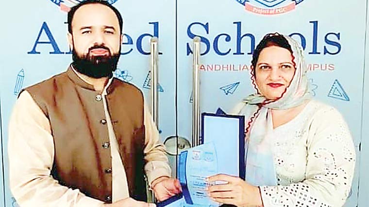 گرلز سکول کی پرنسپل صائقہ شاہین کا  الائیڈ سکول سندھیلیانوالی کیمپس کا دورہ 