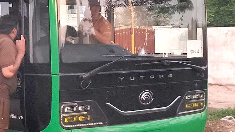 کوٹ مومن:گرین بس پر نامعلوم افراد کا پتھراؤ،شیشہ ٹوٹ گیا