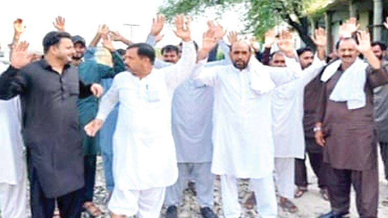 جامکے چٹھہ:کشمیر کالونی کو جانے  والی سڑک تعمیر نہ ہونے پر احتجاج 