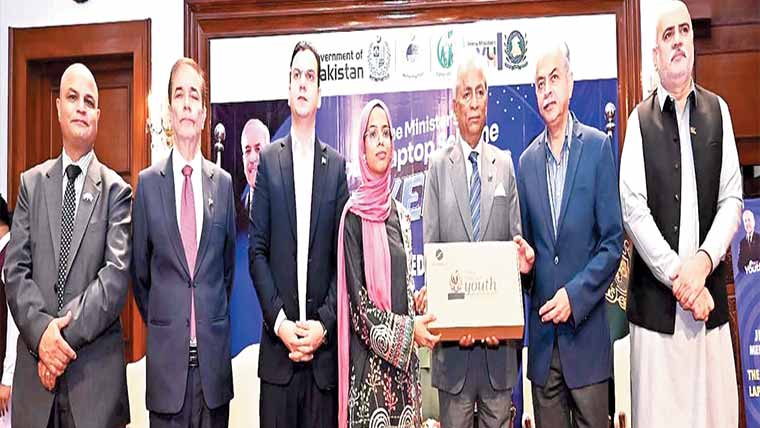 جے ایس ایم یو کے 31 طلبہ میں لیپ ٹاپ تقسیم