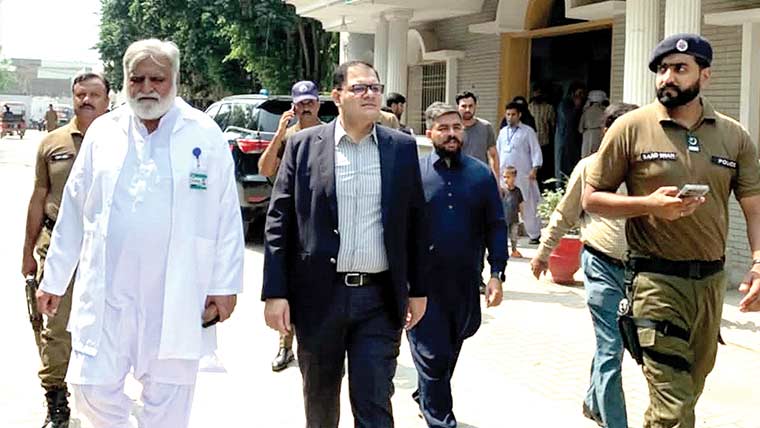 ڈپٹی کمشنر کا تحصیل ہیڈ کوارٹرز  ہسپتال سمبڑیال کا دورہ 