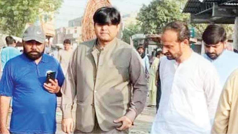  سدھار :اسسٹنٹ کمشنر کا دورہ، ناقص صفائی پر ٹھیکیدار کو وارننگ
