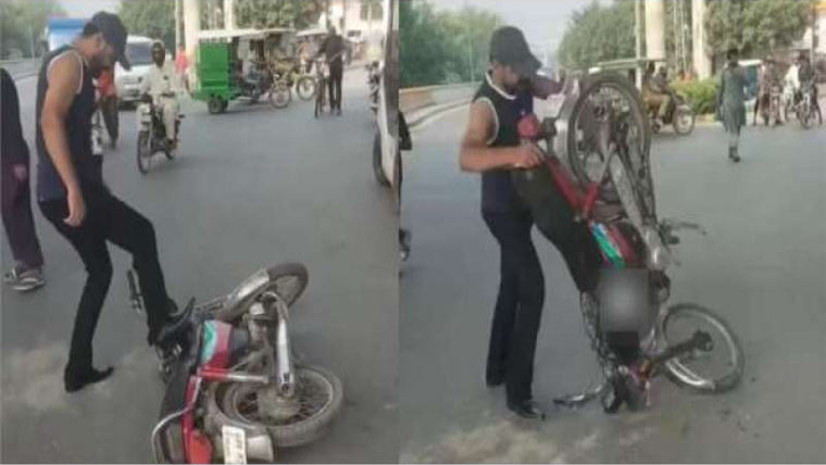 چالان پر شہری نے موٹرسائیکل سڑک پر پٹخ دی، وارڈنز کو دھمکیاں