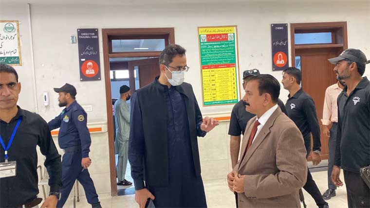 ڈپٹی کمشنر کا دورہ گوجرانوالہ ٹیچنگ  ہسپتال ،طبی سہولیات ،ادویات کا جائزہ 