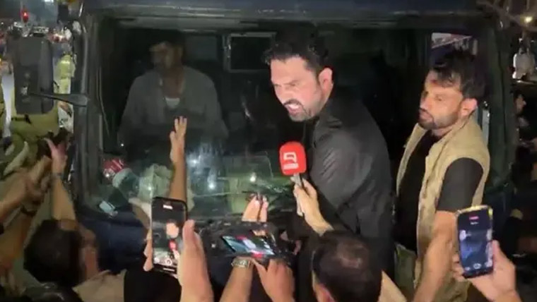  سہیل آفریدی لاہور کی سڑکوں پر ، بطور احتجاج پولیس گاڑی میں سوار 