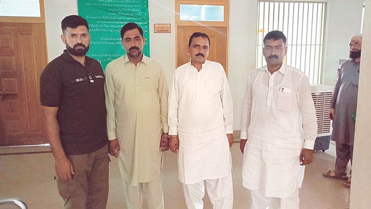 فٹنس سرٹیفکیٹ، 12 ہزار لینے والے لیب اسسٹنٹ گرفتار
