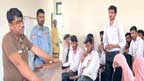  طلبا و طالبات کو ٹریفک قوانین، روڈ  سیفٹی اور ڈرائیونگ لائسنس کے اجرا  کے حوالے سے آگاہی لیکچر دیا گیا