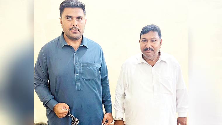 محکمہ ریونیو نو شہرہ ورکاں کے  ریڈر محمد بوٹا رشوت لیتے گرفتار 