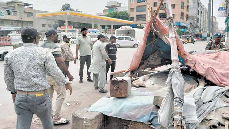 لیاری میں خطرناک قراردی گئی عمارتوں کے مکینوں کو 3 روز میں انخلا کا نوٹس