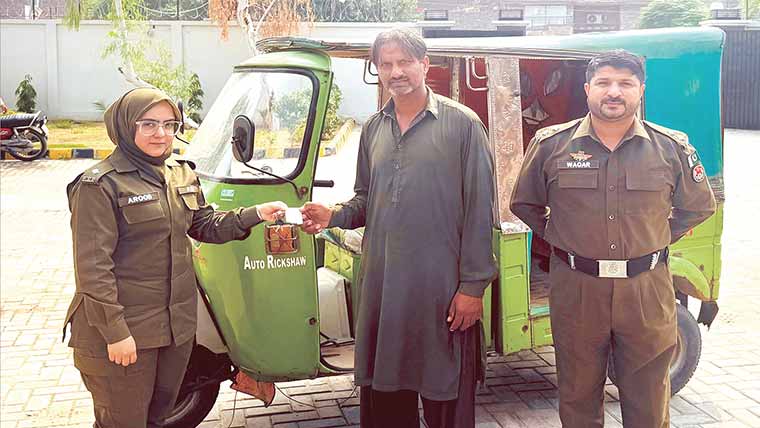 چوری ہونے والا رکشہ برآمد  کرکے اصل مالک کے حوالے 