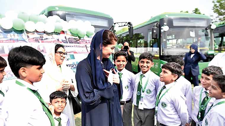 جہاز کے استعمال پر پونے تین کروڑ کی ادائیگی، چاروں وزرائے اعلیٰ کے پاس طیارے، تنقید صرف مجھ پر کیوں؟ مریم نواز 