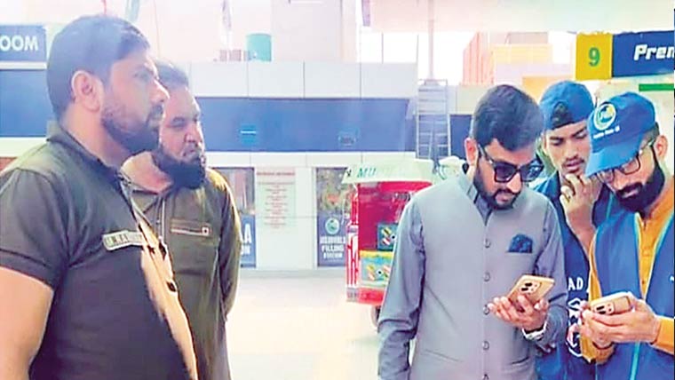 اسسٹنٹ کمشنر جڑانوالہ کا پٹرول پمپس کا  دورہ، حکومتی ریلیف سکیم پر عملدرآمد کا جائزہ