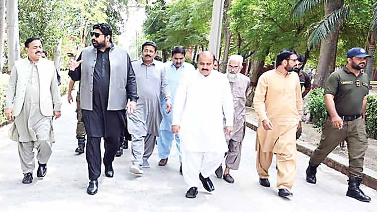 ڈپٹی کمشنر بابر صاحب دین کا گورنمنٹ  پوسٹ گریجویٹ کالج جھنگ کا دورہ 