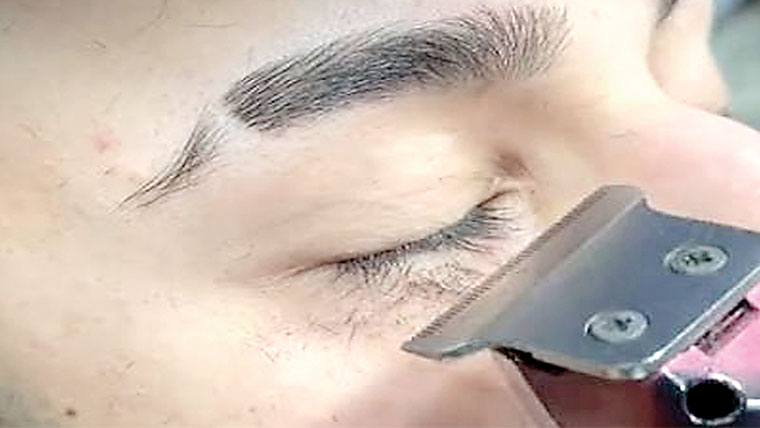 زیادہ مردانہ خد و خال کیلئے پلکیں کاٹنے کا عجیب بیوٹی ٹرینڈ