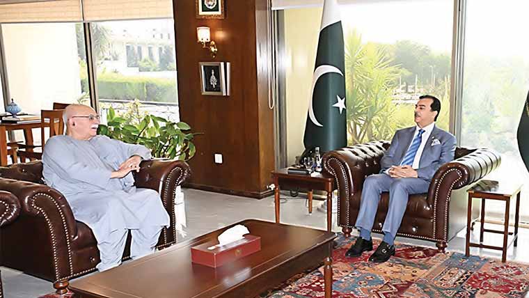 چیئرمین سینیٹ سے محمود اچکزئی  کی ملاقات، علاقائی و بین  الاقوامی صورتحال پر تبادلہ خیال 