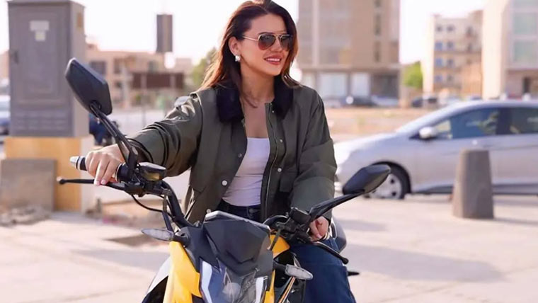 زارا نور کی فلم پروموشن کیلئے ہیوی بائیک پر شاندار انٹری