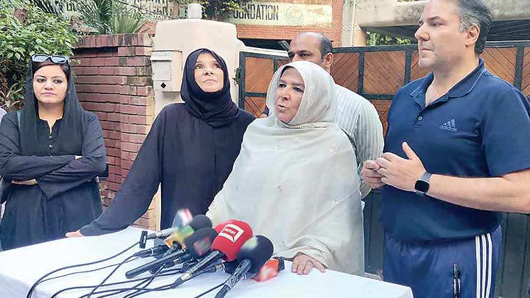  پی ٹی آئی ارکان اسمبلی اور کارکنوں کی پکڑدھکڑ، علیمہ 30روز کیلئے نظر بند: اقدام کشیدگی کو ہوادینے کے مترادف : بیرسٹر گوہر