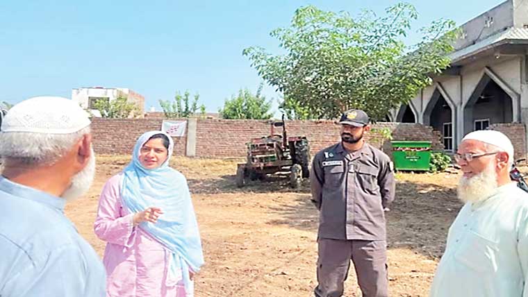 اسسٹنٹ کمشنر کاپیرا فورس کے  ہمراہ تبلیغی مرکز بھیرہ کا دورہ 