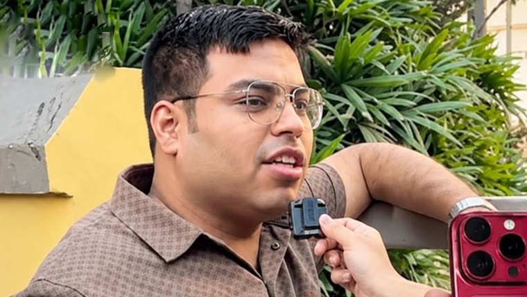 بھارتی شخص نے بیوی کو مہنگا فون دینے کیلئے دادی کا زیور بیچ دیا