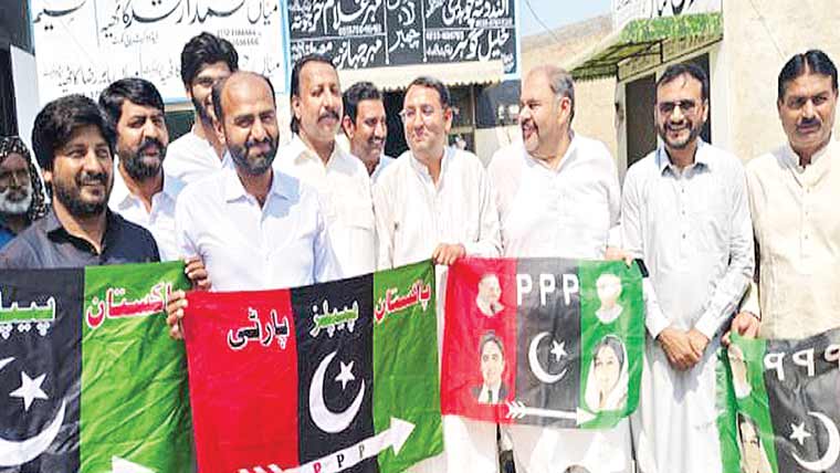 بلاول بھٹو کی 38ویں سالگرہ شورکوٹ بار میں کیک کاٹا گیا