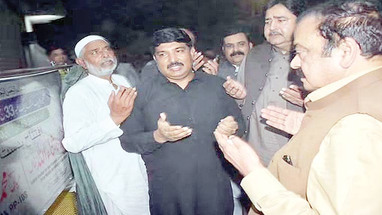 چک 33 ج ب میں سڑک کے ترقیاتی منصوبے کا افتتاح