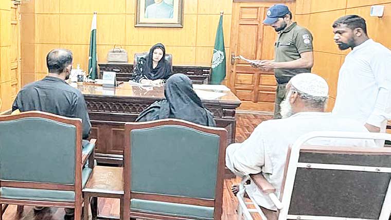 چنیوٹ:ڈپٹی کمشنر کی اوپن ڈور پالیسی، شہریوں کے مسائل سنے