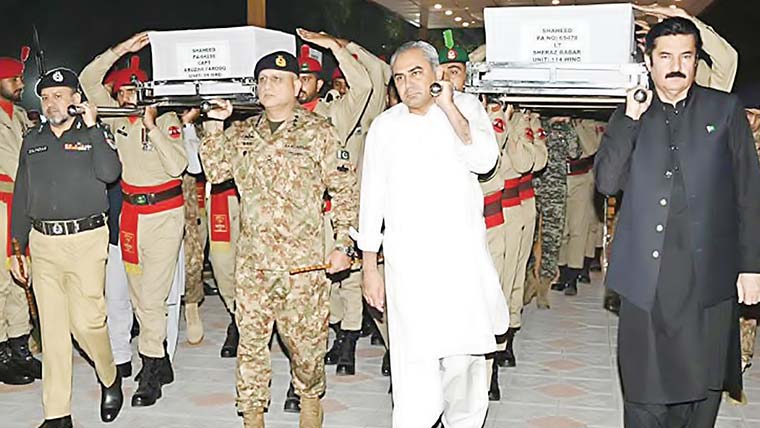 ہنگو میں شہید 6فوجی جوانوں کی نمازِ جنازہ پشاور میں ادا،محسن نقوی و دیگر کی شرکت