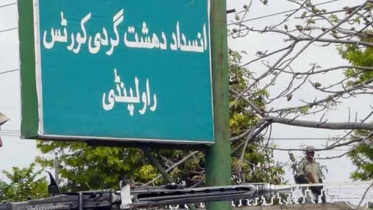 احتجاج کیسز:پی ٹی آئی کے 2 رہنما جسمانی ریمانڈپرپولیس کے حوالے 5شناخت پریڈکیلئے جیل روانہ 