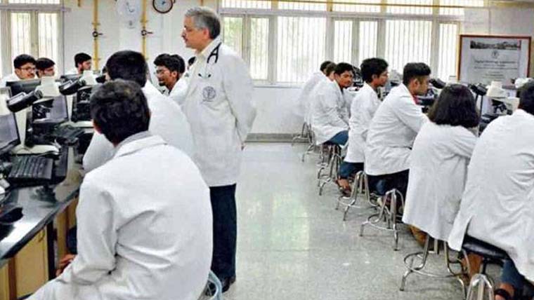 سرکاری میڈیکل کالجز میں ایم بی بی ایس کی سیٹیں بڑھانے کی تجویز 