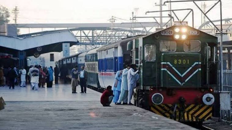 ٹرینوں بدستور گھنٹوں لیٹ  مسافر پریشان ہوتے رہے 