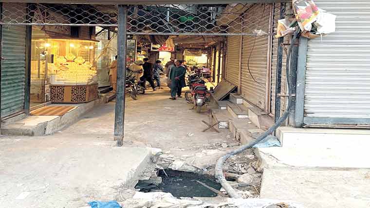  ڈسکہ:صرافہ مارکیٹ کے داخلی راستے پر خطرناک گڑھا 
