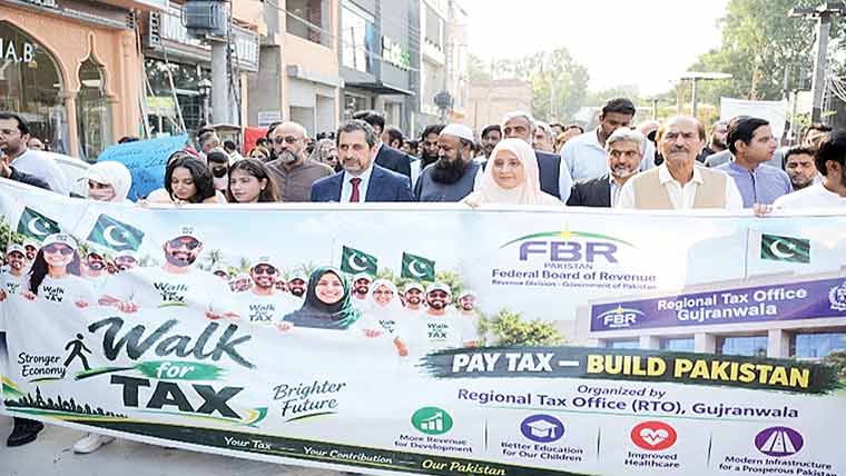 کمشنر ایف بی آر کی قیادت میں سیٹلائٹ  ٹاؤن مارکیٹ میں واک فار ٹیکس 