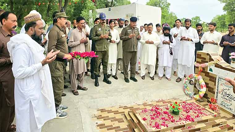 شہید انسپکٹر چودھری صادق کی 29ویں برسی، پولیس دستے کی سلامی