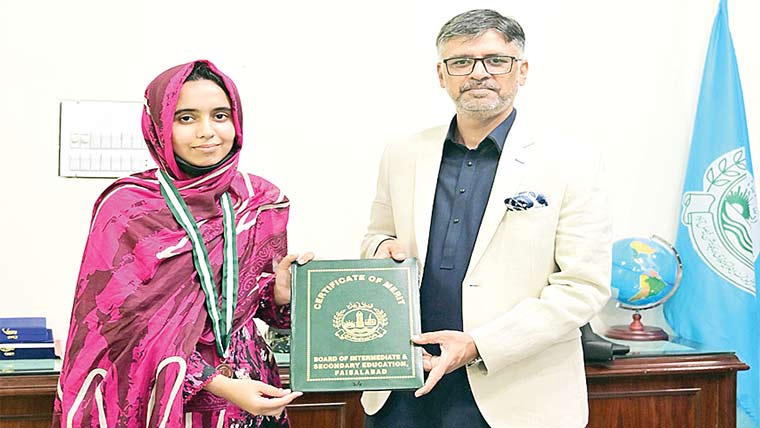 لالیاں کی طالبہ کائنات زہرہ کی  انٹرمیڈیٹ امتحانات میں تیسری پوزیشن 