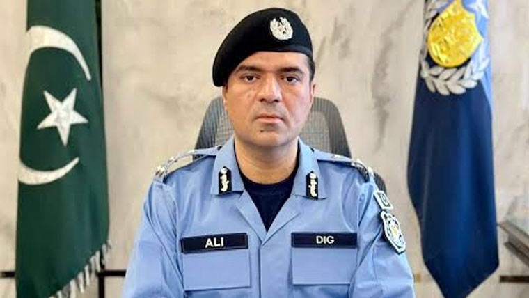 ڈی آئی جی اسلام آباد اور ایس ایس پی  آپریشنز کے مختلف تھانوں کے دورے 