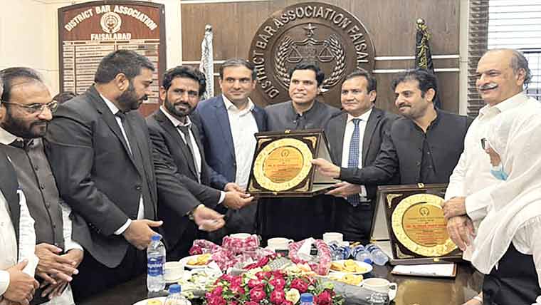  کمشنر کا ڈسٹرکٹ بار کا دورہ، وکلا کے مسائل حل کرنیکی یقین دہانی