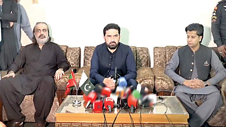 پاکستان کیخلاف جوبھی اسلحہ اٹھاتاہے وہ دہشتگرد: سہیل آفریدی ، ڈی آئی خان دھماکے کے زخمیوں کی عیادت