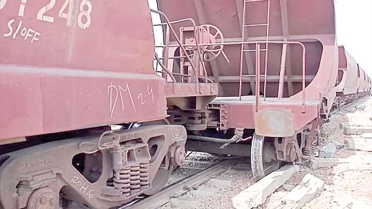  کراچی جانے والی مال بردار  ٹرین کی بوگی پٹڑی سے اتر گئی