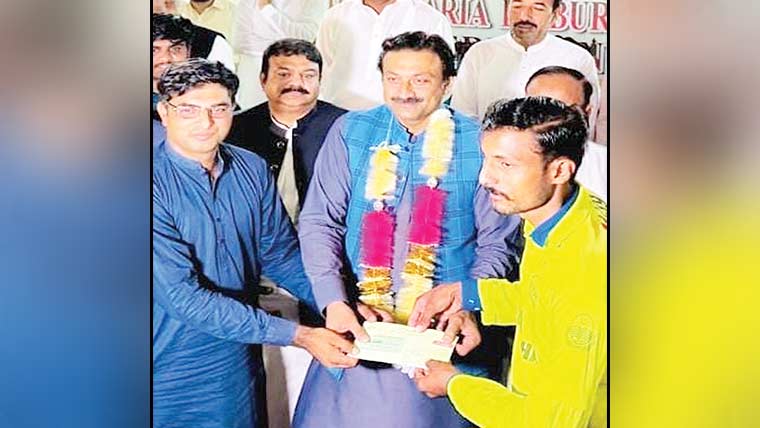  ستھرا پنجاب مہم کے صفائی ورکرز میں  10،10 ہزار کے انعامی چیک تقسیم 