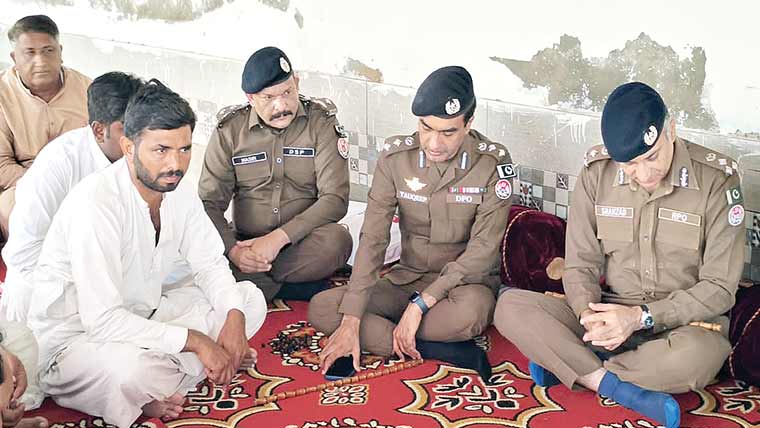 آر پی او سرگودھا ، ڈی پی او کی شہید  کانسٹیبل فضل احمد رانجھا کے گھر جا  کر اہلخانہ سے تعزیت 