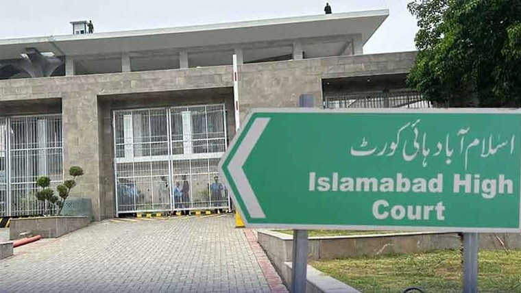  کالاسوٹ کیوں پہنا؟عدالت خاتون وکیل پربرہم 