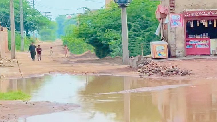 عباس پور:سڑکیں کھنڈرات میں تبدیل، شہریوں کا گزرنا محال