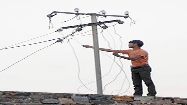 2 افراد بجلی چور کرتے پکڑ ے گئے