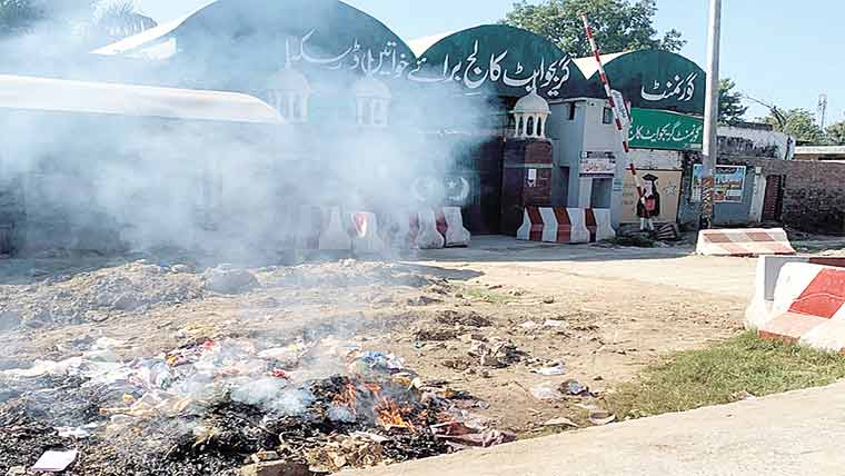  تنخواہ نہ ملنے پر ملازمین کی ہڑتال ،لوگ کوڑا جلانے لگے 